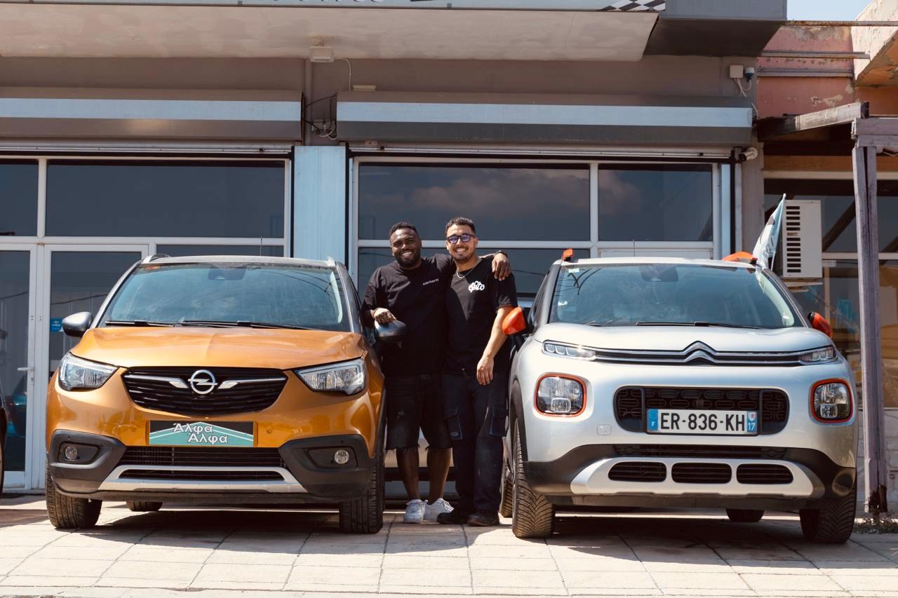 Η ομάδα της Alpha Auto στον χώρο της αντιπροσωπείας